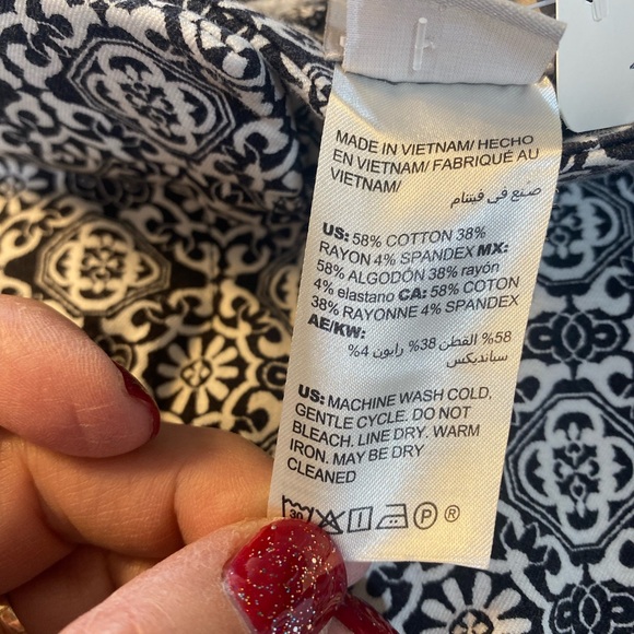 Chico's Black and White Cropped Pants - Picture 7 of 7